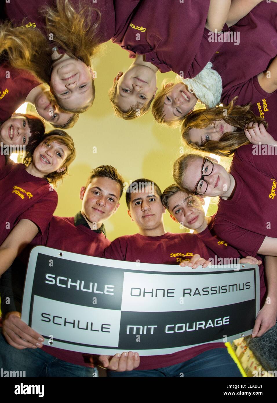 Étudiants internationaux de l'école secondaire Spree forment un cercle et afficher un panneau "École sans racisme - école avec courage' dans Fuerstenwalde, Allemagne, 14 janvier 2015. La ministre de l'éducation, de Guenther Baaske, attribué à l'école avec cette distinction sur le même jour. L'exposition de «renforcer la démocratie - Selon l' lutte également ouvert. Près de 330 étudiants sont inscrits à l'école secondaire de la Spree, dont 95 non germanophones des enfants, qui sont enseignés dans une classe spéciale. Photo : PATRICL PLEUL/ZB Banque D'Images