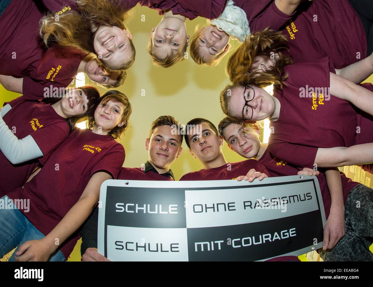 Étudiants internationaux de l'école secondaire Spree forment un cercle et afficher un panneau "École sans racisme - école avec courage' dans Fuerstenwalde, Allemagne, 14 janvier 2015. La ministre de l'éducation, de Guenther Baaske, attribué à l'école avec cette distinction sur le même jour. L'exposition de «renforcer la démocratie - Selon l' lutte également ouvert. Près de 330 étudiants sont inscrits à l'école secondaire de la Spree, dont 95 non germanophones des enfants, qui sont enseignés dans une classe spéciale. Photo : PATRICL PLEUL/ZB Banque D'Images