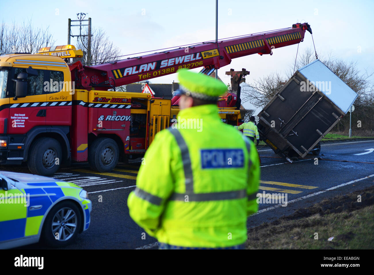 Wingate, comté de Durham, Royaume-Uni. 15 janvier 2015. Météo britannique. De forts vents soufflent sur un chariot à l'origine de l'A188 route entre Durham et l'A19 d'être fermée pendant plusieurs heures, alors que l'opération de récupération a eu lieu. © Robert Smith/Alamy Banque D'Images