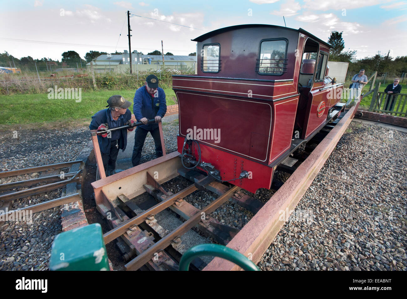 Le pilote et l'utilisation pompier la Couronne à Wroxham gare terminus de transformer leurs 15 pouces narrow gauge steam locomotive 'Marche Timothy' avant de terminer sa ronde sur le train du chemin de fer de la vallée de Bure pour revenir à Aylsham sur les 9 miles entre Aylsham et Wroxham, près de Norwich, Norfolk. Banque D'Images