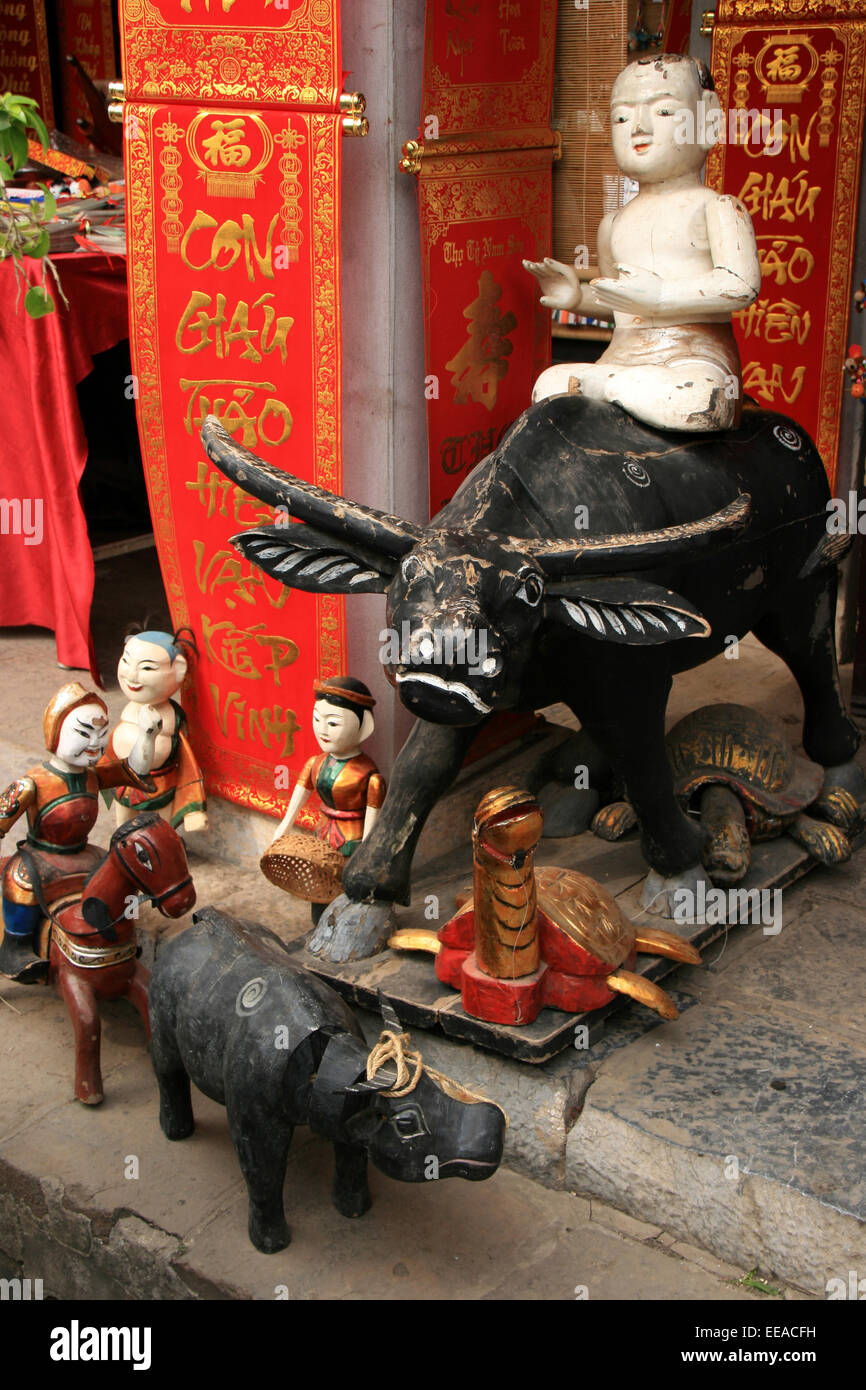 Marionnettes anciennes sont exposées dans la galerie d'un temple bouddhiste à Hanoi, Vietnam. Banque D'Images