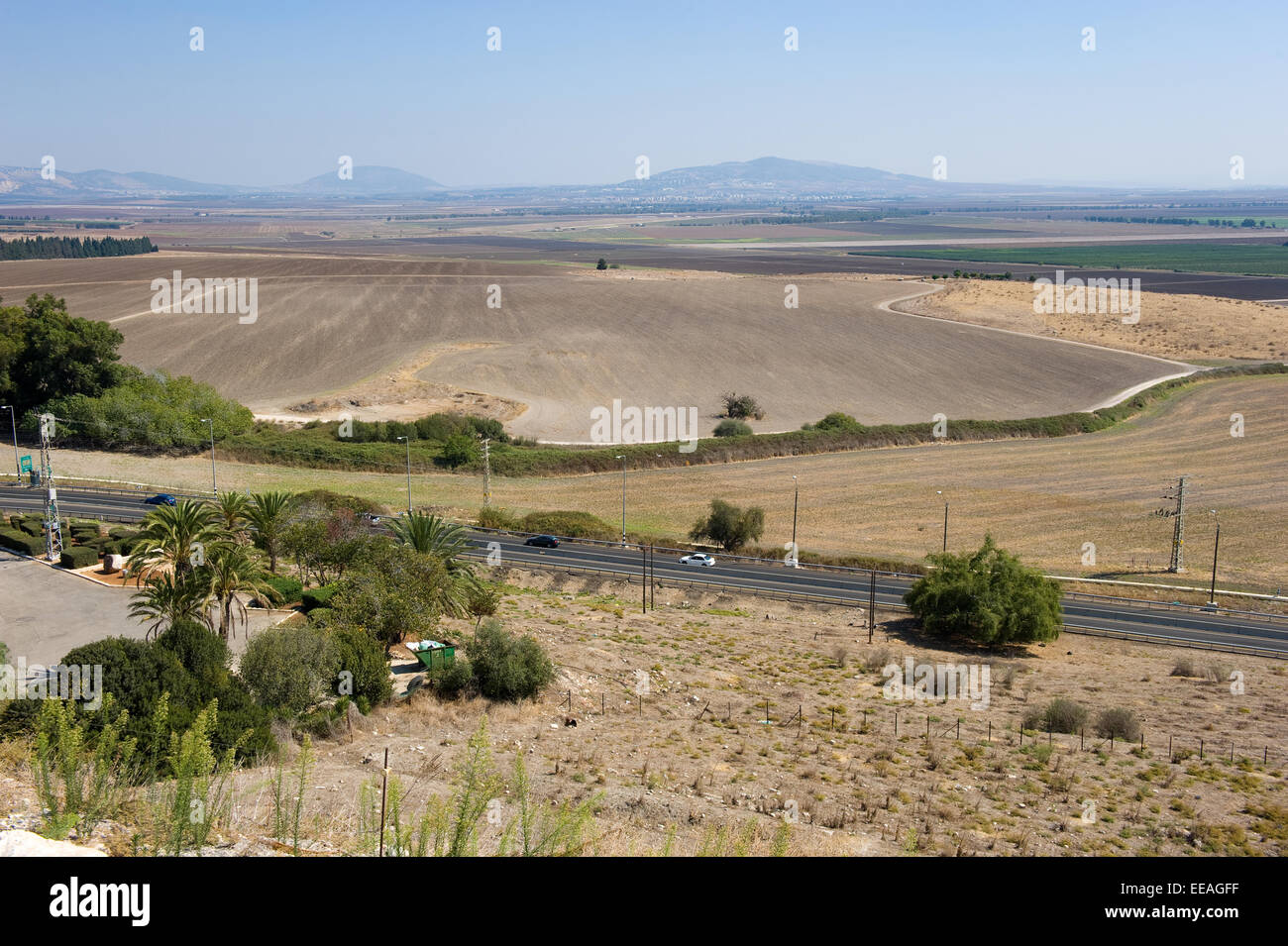 La vallée de Jezreel, vu de l'ancienne ville Meguiddo, gauche du milieu est le mont Thabor Banque D'Images