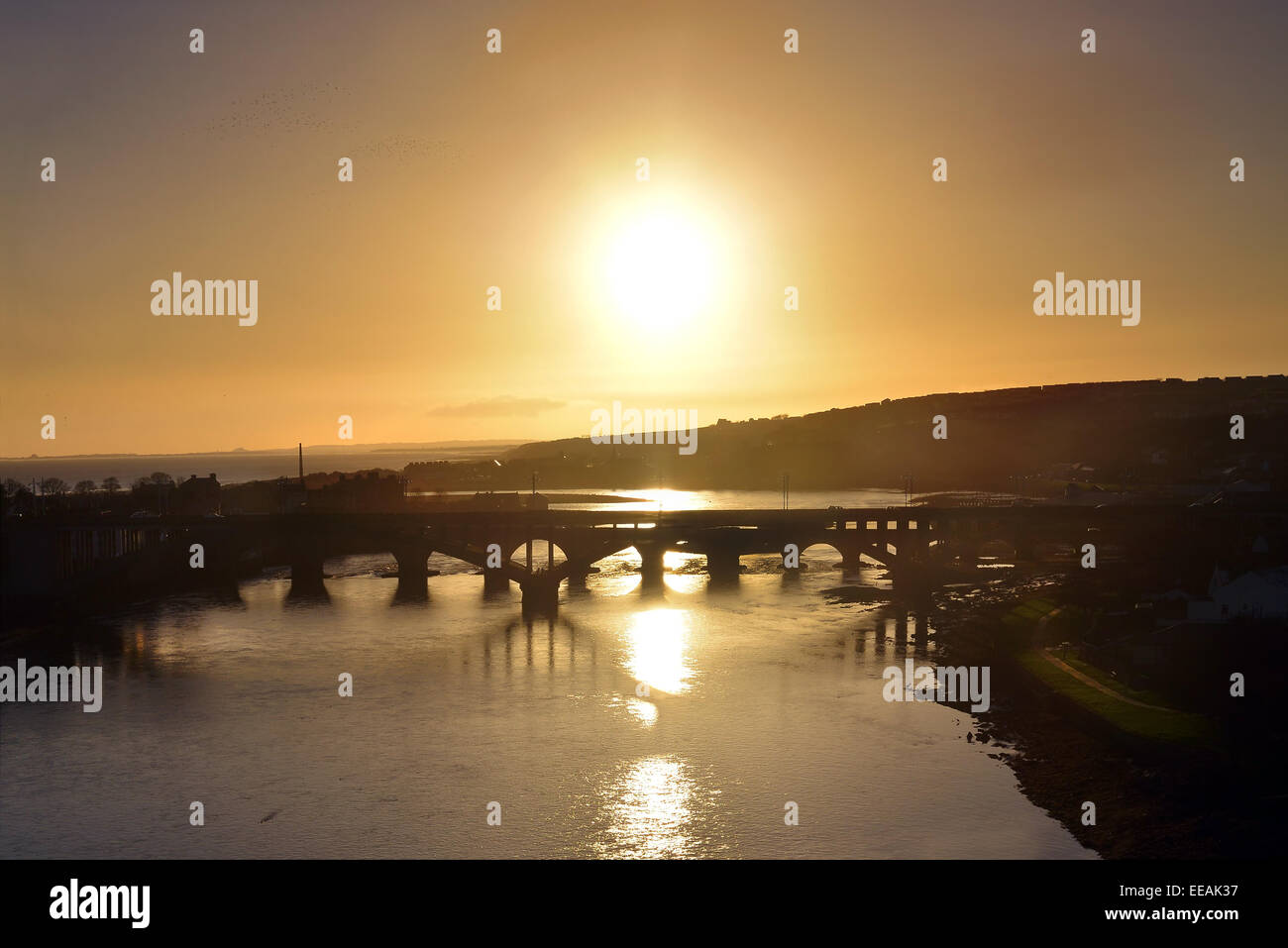 Carnforth vieux pont et la rivière Tweed au lever du soleil. Northumberland, England, UK. Banque D'Images