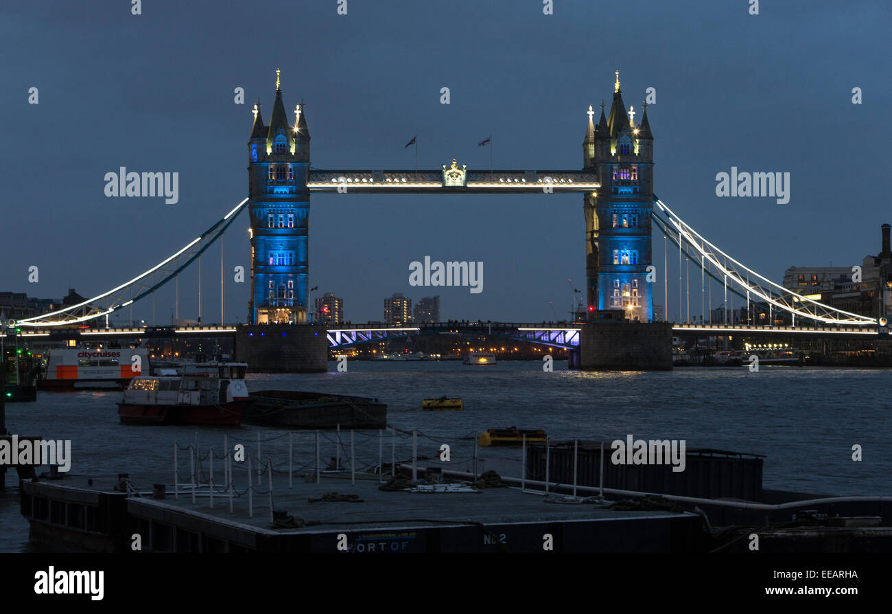 Tower Bridge s'allume dans les couleurs du drapeau Français en solidarité avec le peuple o France après le massacre de Charlie Hebdo Banque D'Images