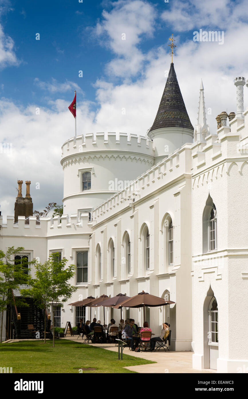 UK, Londres, Twickenham, Strawberry Hill House, la maison d'Horace Walpole, les clients à l'extérieur de cafe Banque D'Images