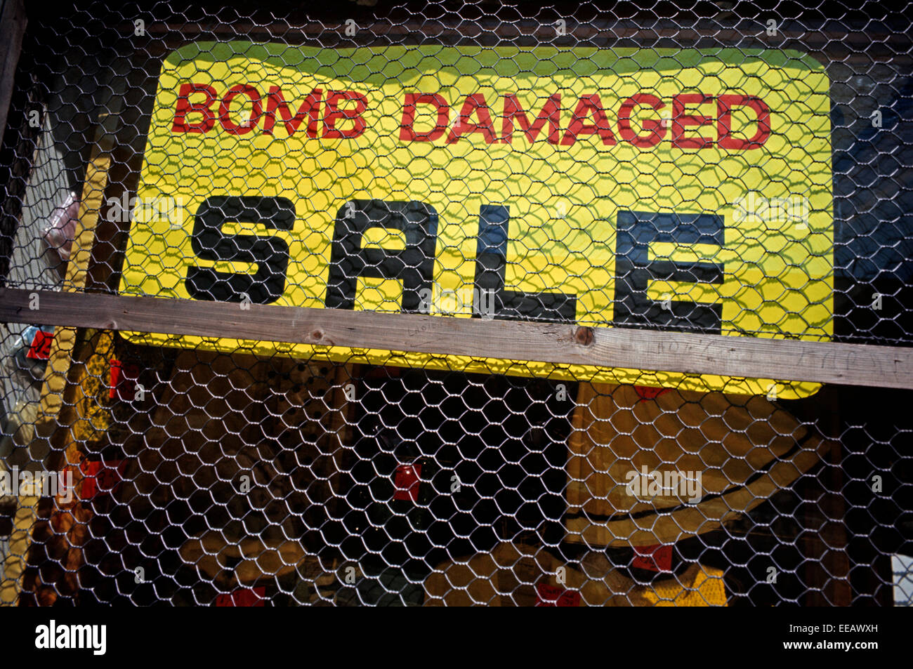 BELFAST, EN IRLANDE DU NORD - mai 1972. Dommages à la bombe sale sign sur Belfast Shop pendant les troubles, l'Irlande du Nord. Banque D'Images