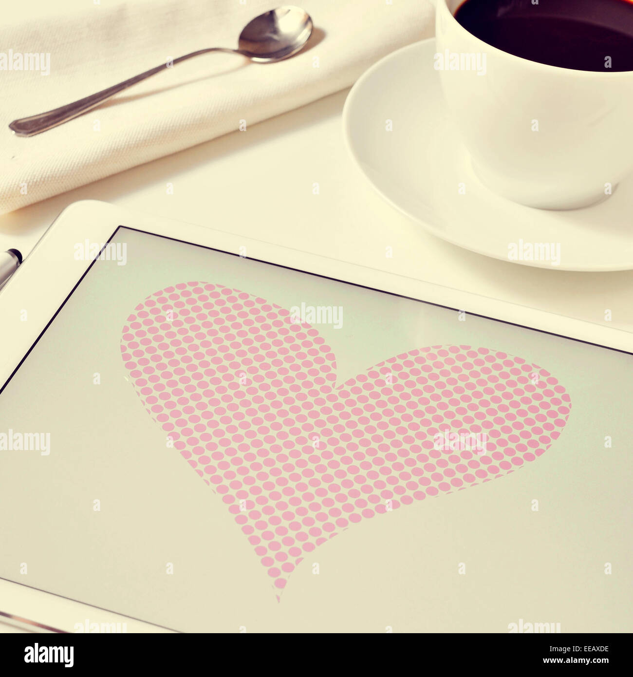 Un coeur dessiné dans un éditeur graphique d'une tablette sur un set de table pour le petit déjeuner Banque D'Images