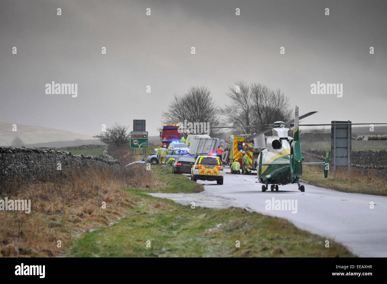 Air Ambulance assister à un accidentin la circulation météo glaciale, Kirkby Stephen, Cumbria, Royaume-Uni Banque D'Images