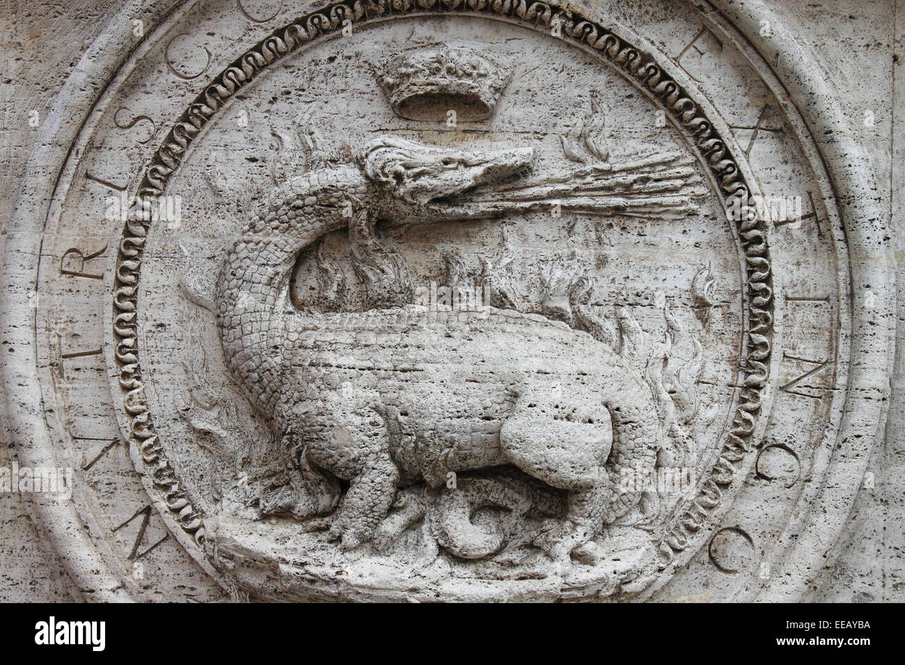 En basrelief avec un dragon crachant des flammes Banque D'Images En basrelief avec un dragon crachant des flammes Banque D'Images