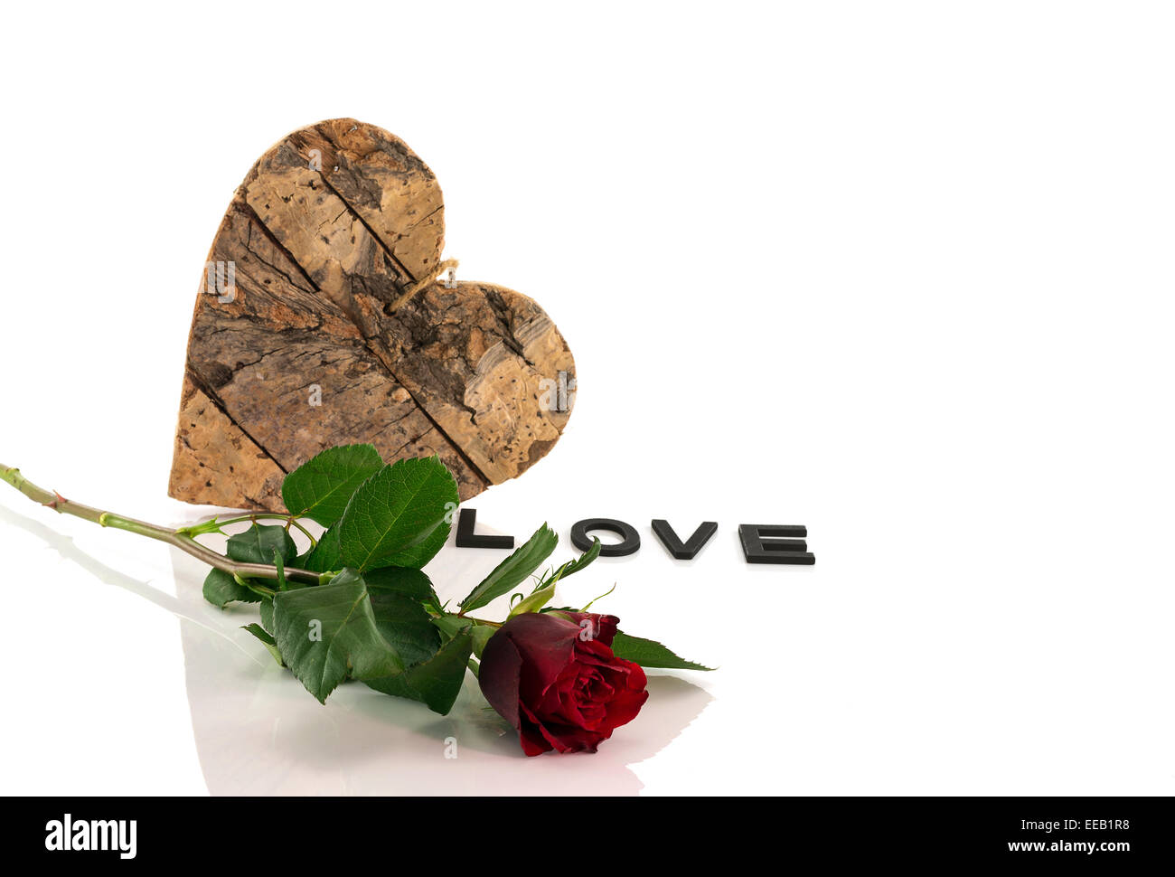 Rose rouge et forme de coeur pour la Saint Valentin ou la fête des mères, isolated on white Banque D'Images