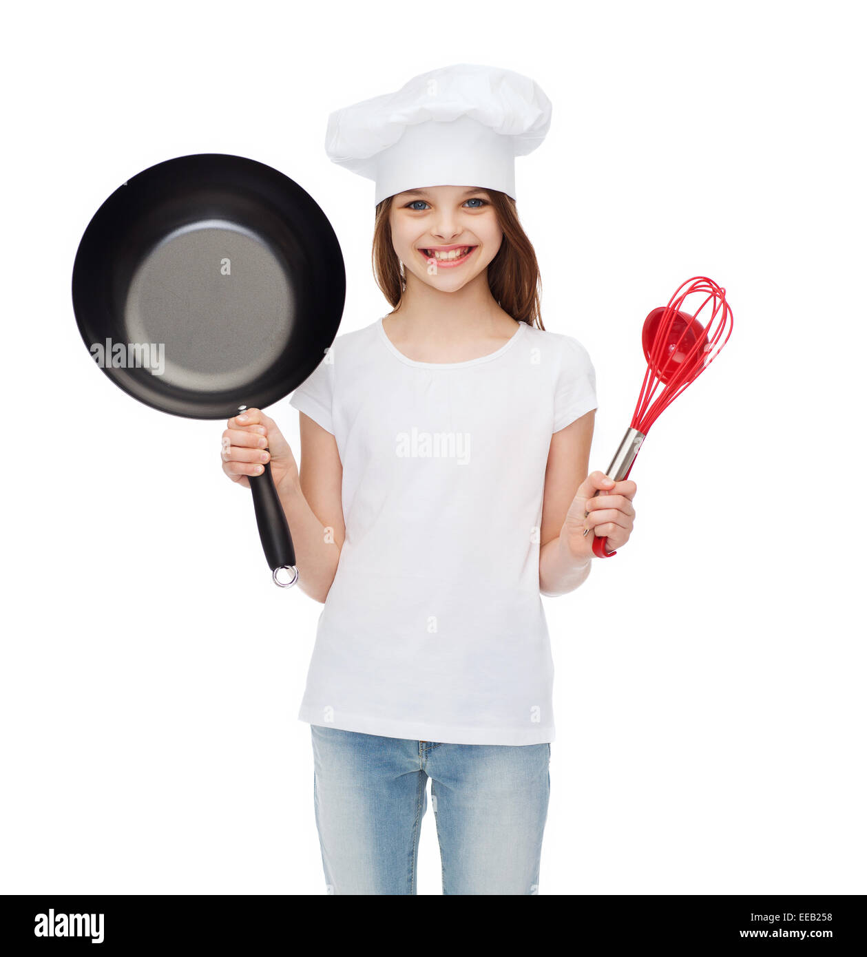 Smiling girl in cook hat avec louche, fouetter et pan Banque D'Images