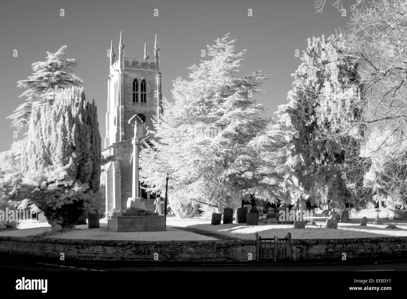 L'image infrarouge en noir et blanc de St Andrew's Church, Rippingale, Lincolnshire, Royaume-Uni prises sur une journée ensoleillée avec le soleil qui brille Banque D'Images