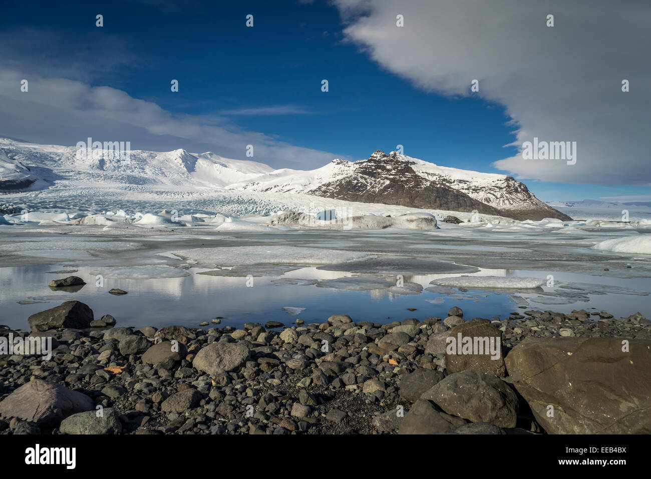 Icebergs-Fjallsarlon Glacial Lagoon, Fjallsjokull, glacier Vatnajokull Islande Ice Cap, l'Islande. Banque D'Images