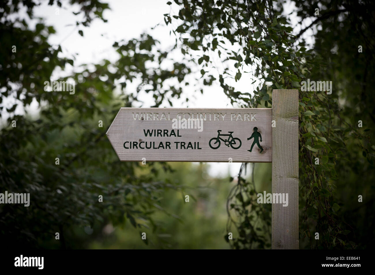 Un signe pour les cyclistes et les marcheurs sur le Wirral Cours à West Kirby, Wirral. Banque D'Images