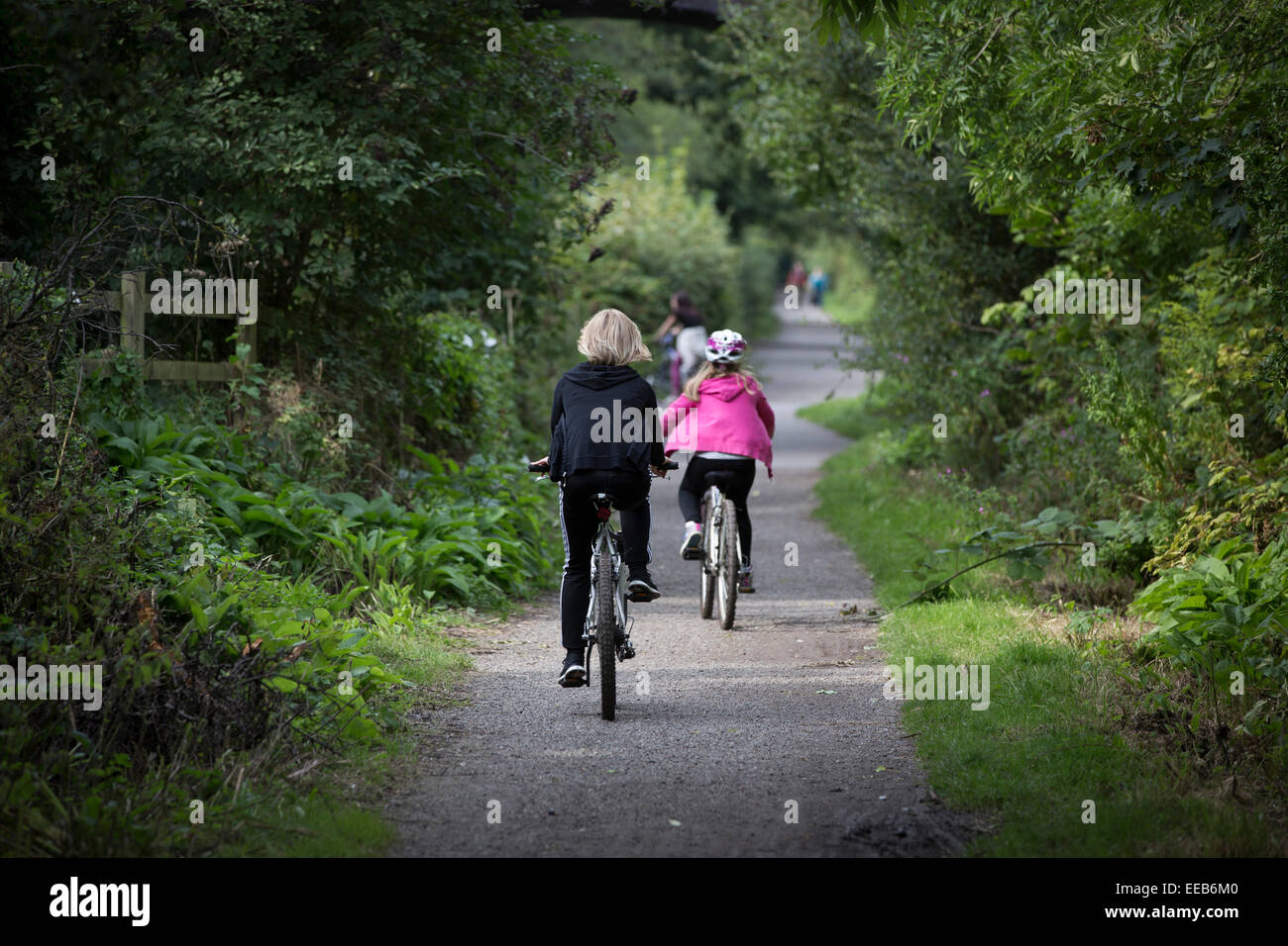 Les enfants à vélo sur la voie à Wirral West Kirby, Wirral. Banque D'Images
