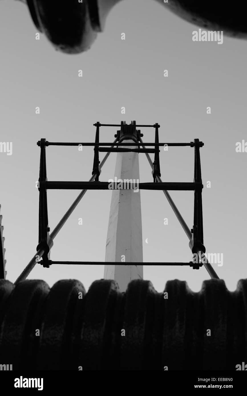 D'une flèche de grue dock avec la lune à droite. Banque D'Images