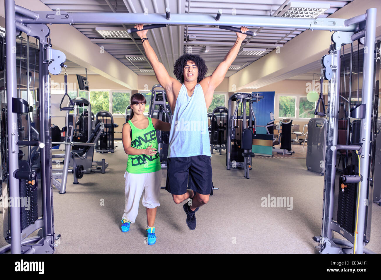 Les sportifs à l'entraînement dans une salle de sport Banque D'Images