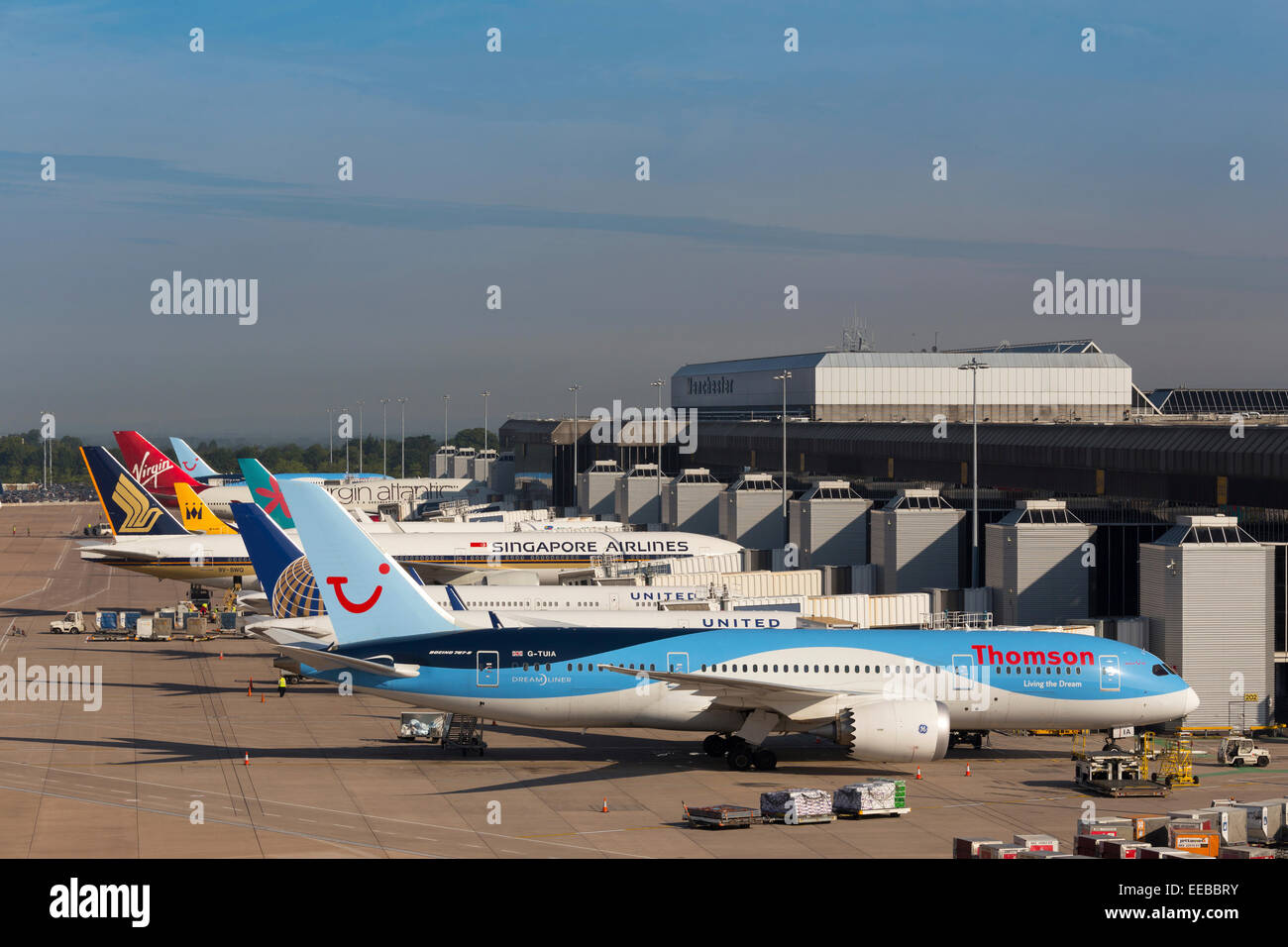 L'Angleterre, Cheshire, l'aéroport de Manchester, d'aéronefs sur le stand à la borne 2 Banque D'Images