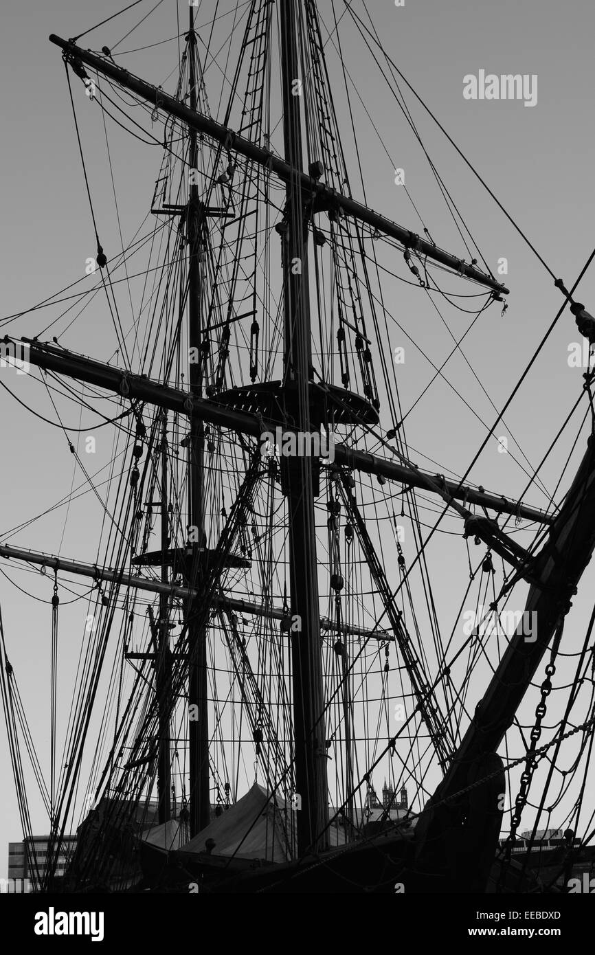 Row Row Row Your Boat monochrome à Gloucester Docks. Banque D'Images