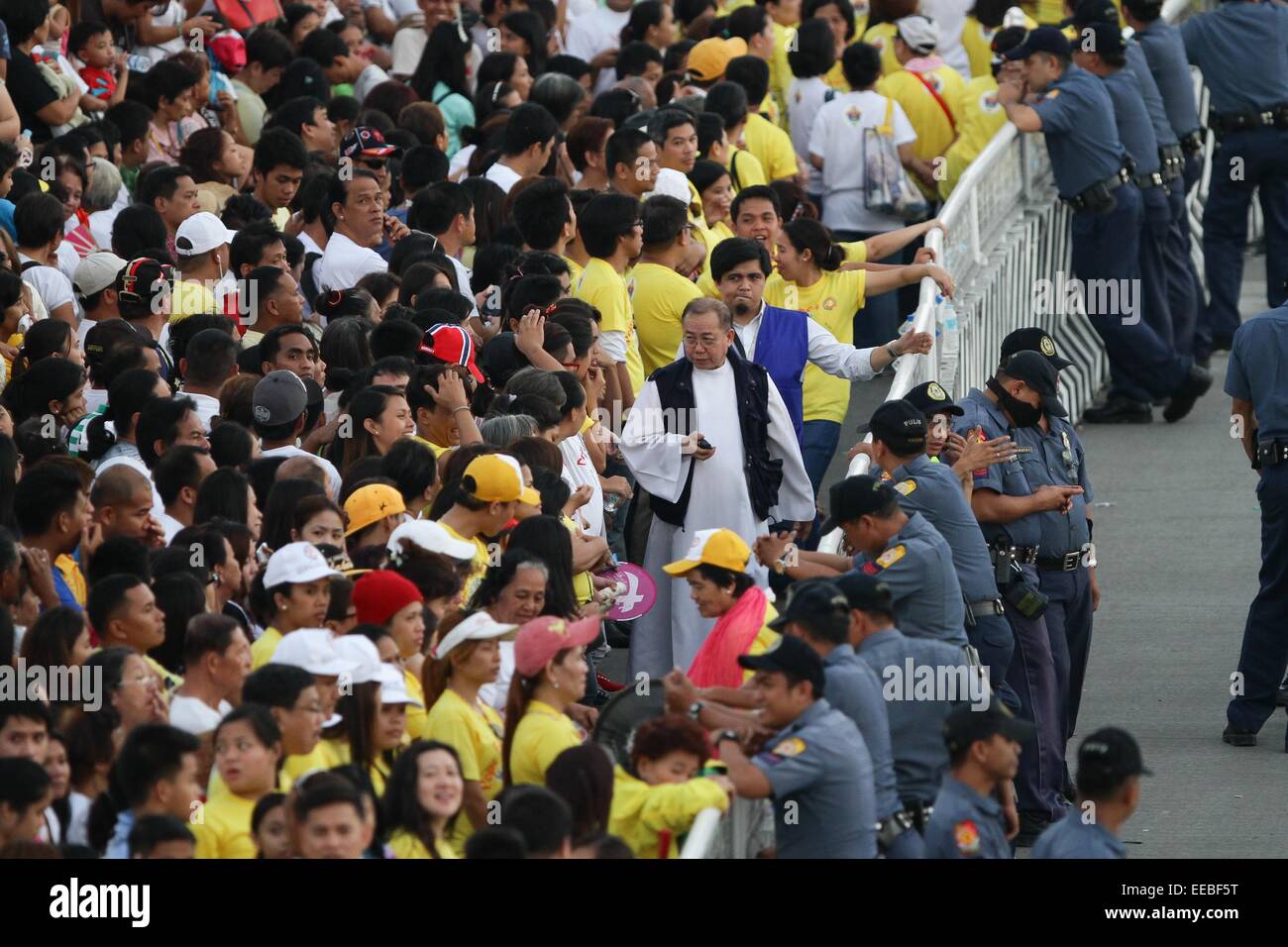 Manille, Philippines. 15 janvier, 2015. Un prêtre parle les gens attendent l'arrivée du Pape François à Baclaran jeudi, 15 janvier 2015. Le Pape est en visite aux Philippines du 15 au 19 janvier. Credit : Mark Fredesjed Cristino/Alamy Live News Banque D'Images