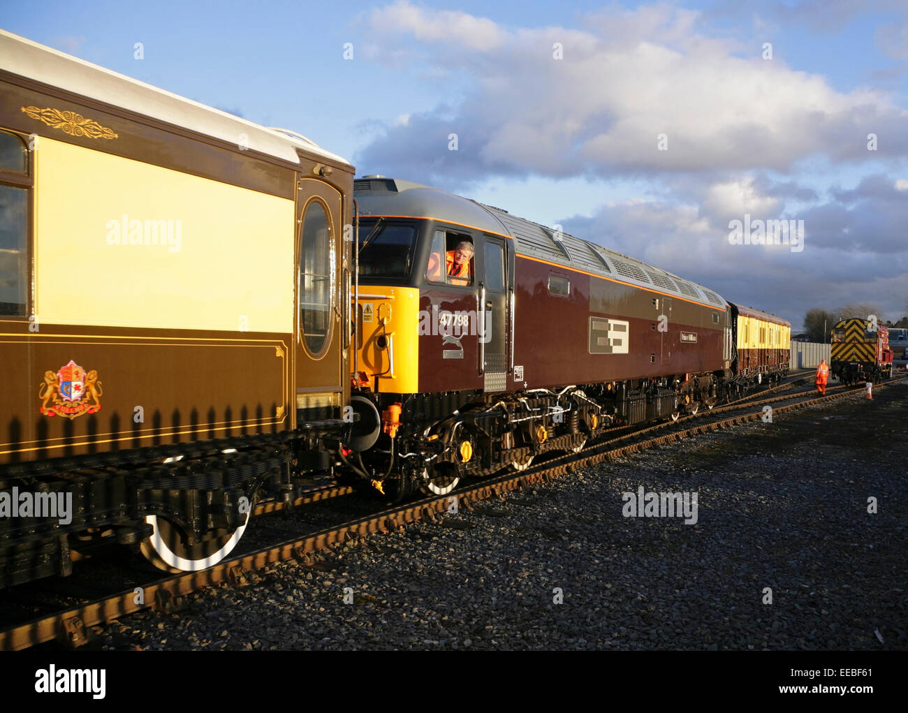 York, Royaume-Uni. 15 janvier, 2015. Les voitures nouvellement restauré, qui faisait partie de Sir Winston Churchill's funeral train arrive au National Railway Museum avant une exposition spéciale commémorant le 50e anniversaire, le 30 janvier, de Churchill's funérailles d'état. L'exposition commence à l'anniversaire et les chariots sont placés avec 'Royal' 47798 locomotive 'Prince William'. Crédit : david soulsby/Alamy Live News Banque D'Images