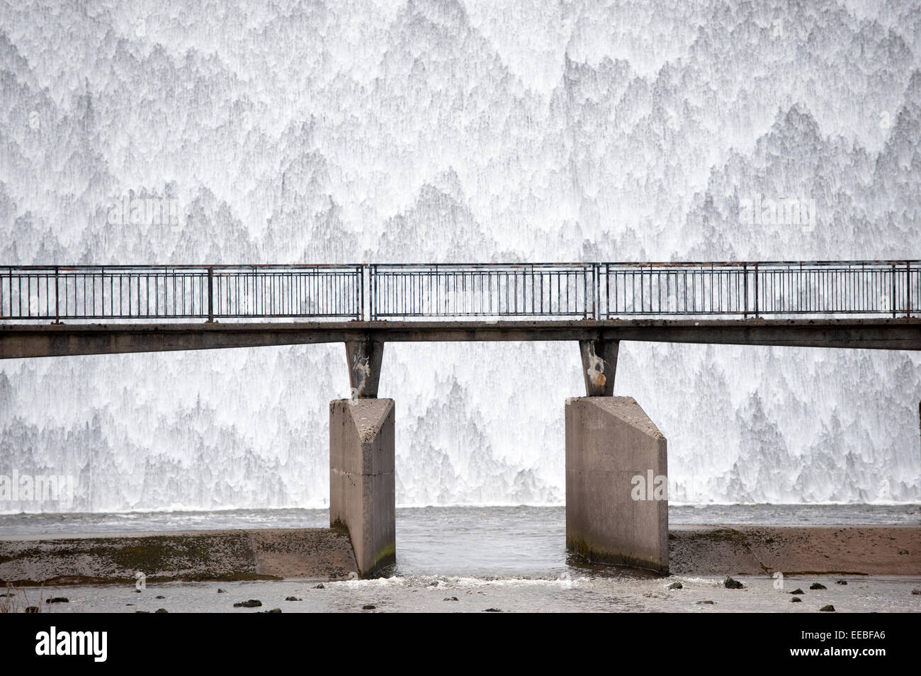 Réservoir d'eau cascadant trop-plein, Sleddale humide, Cumbria. Banque D'Images