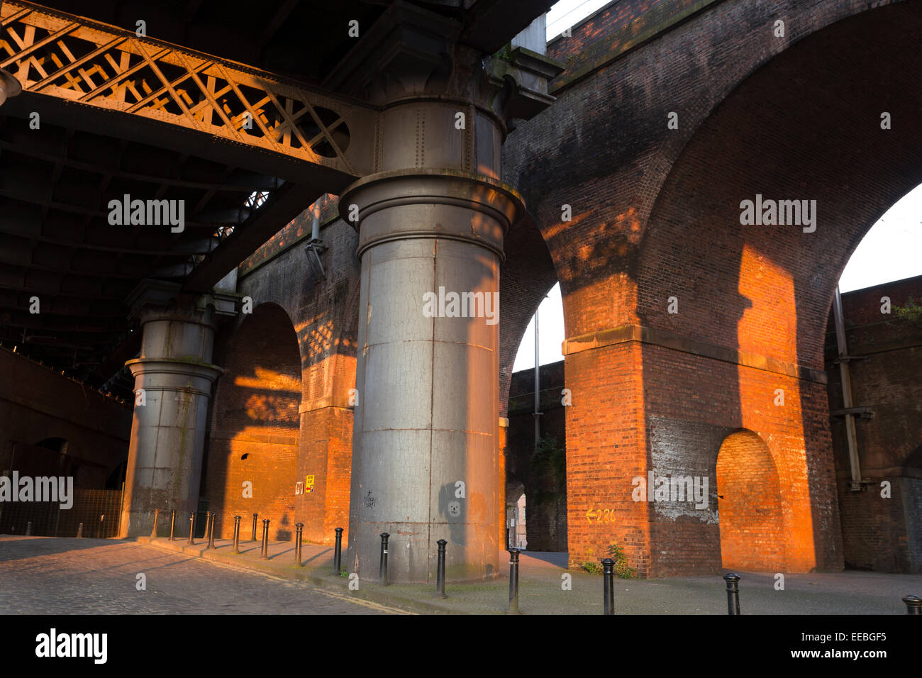 En Angleterre, Manchester, le Castlefield, arches de chemin de fer de l'époque victorienne Banque D'Images