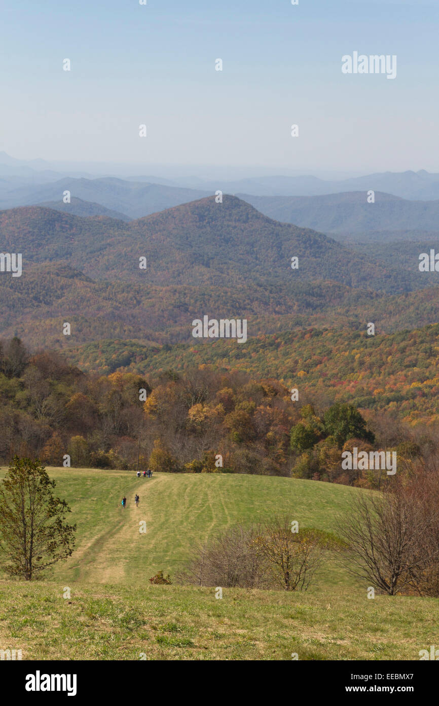 Vue panoramique de personnes randonnées le pittoresque, coloré et apparemment sans fin, des Appalaches en automne Banque D'Images