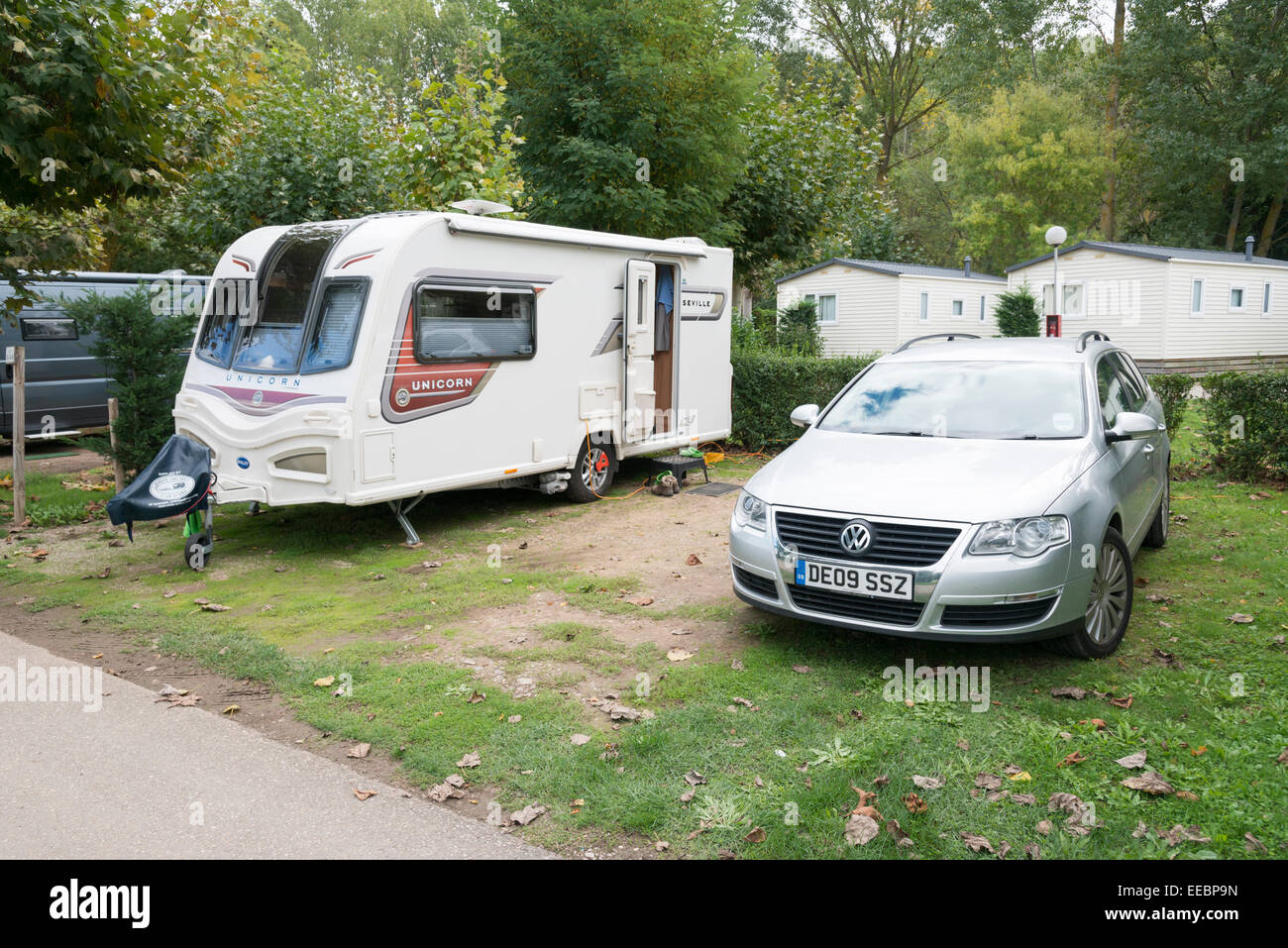 Une Volkswagen Passat et Bailey Séville caravane garée sur un emplacement de camping à Haro, Espagne Banque D'Images