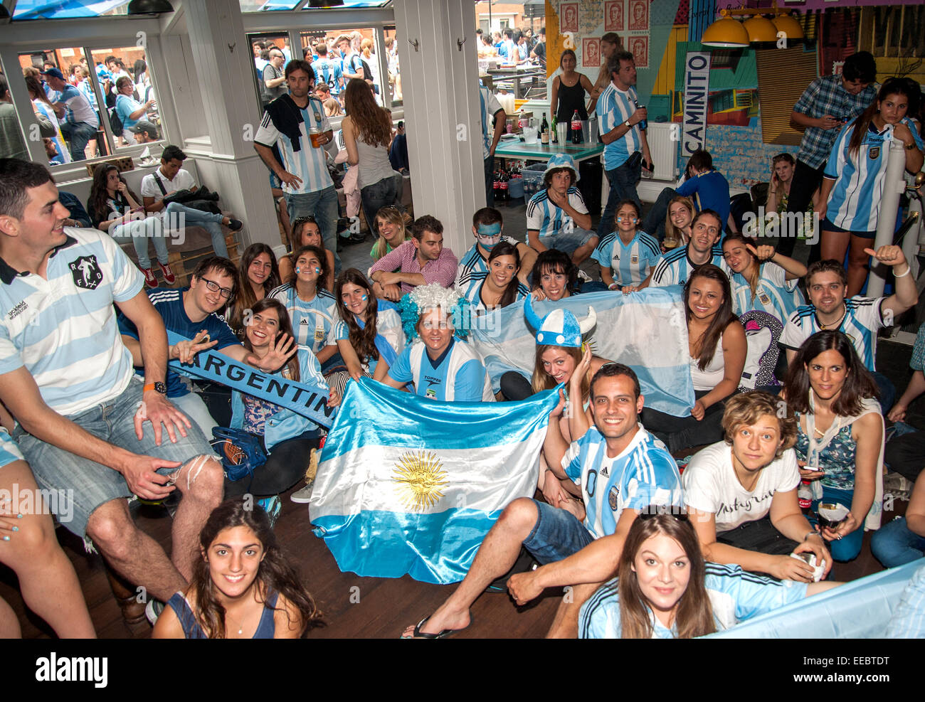 Les fans de football argentin se préparer pour regarder la finale de la Coupe du Monde FIFA 2014 au pub de l'Argentine, Moo, sur le London Vauxhall Bridge Road, à Pimlico comprend : atmosphère, les fans de football argentin Argentine,Fans,Argentine où des fans : London, Royaume-Uni lorsque Banque D'Images