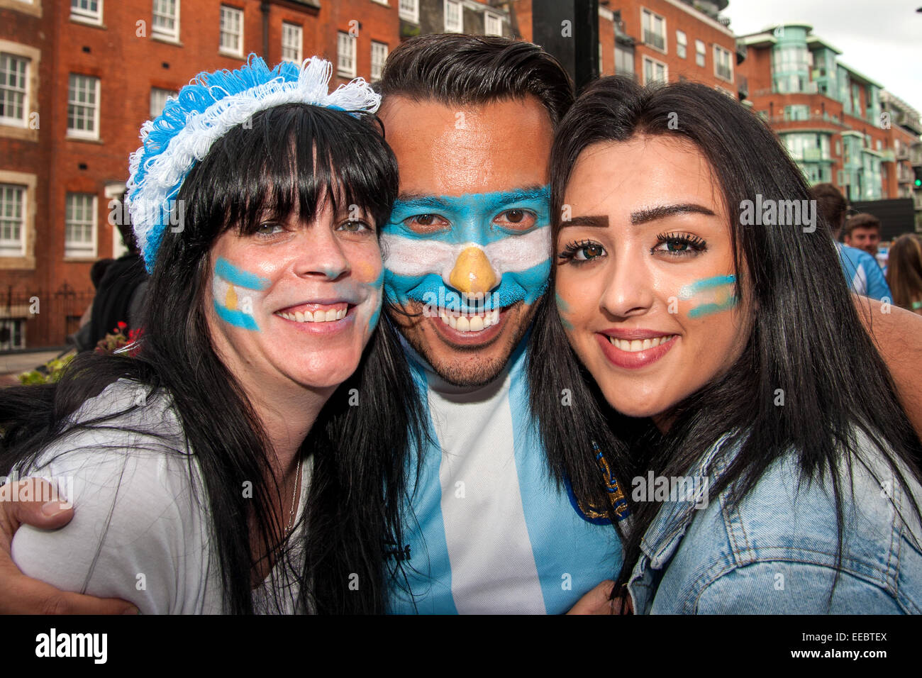 Les fans de football argentin se préparer pour regarder la finale de la Coupe du Monde FIFA 2014 au pub de l'Argentine, Moo, sur le London Vauxhall Bridge Road, à Pimlico comprend : atmosphère, les fans de football argentin Argentine,Fans,Argentine où des fans : London, Royaume-Uni lorsque Banque D'Images