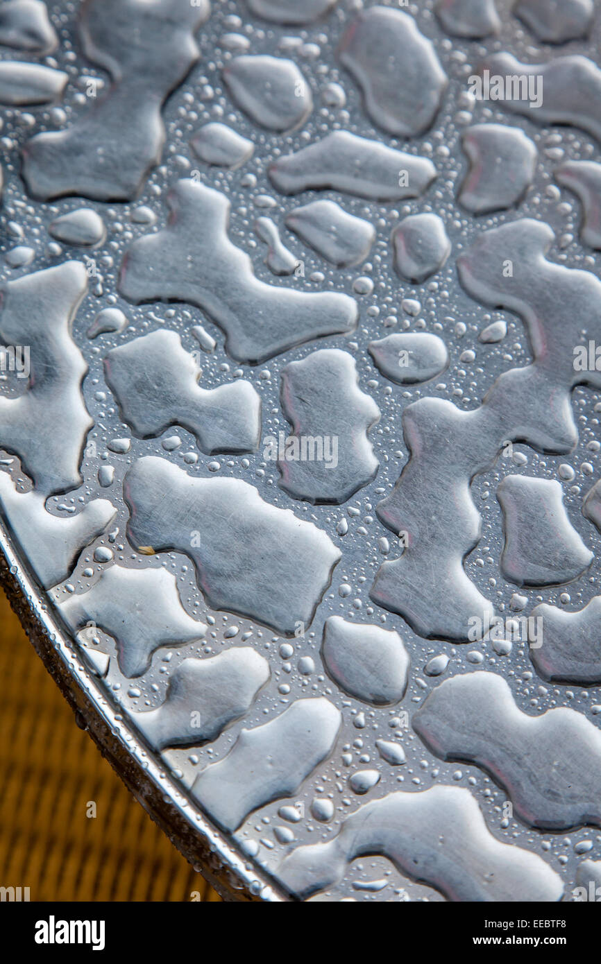 Effet de l'eau sur le dessus d'une table en acier inoxydable. Banque D'Images