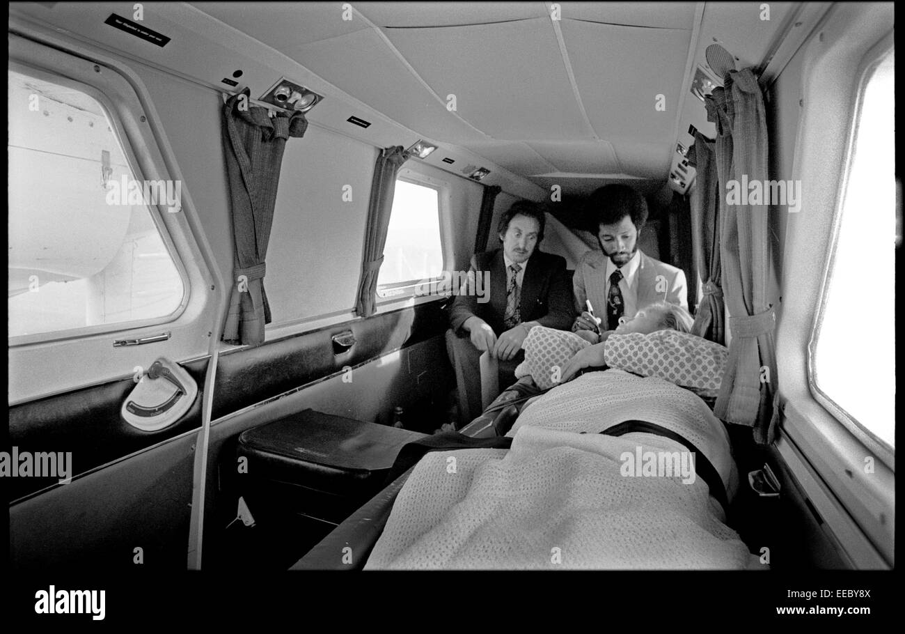 Les médecins en air ambulance loganair en shetland. Britten Norman Islander. Banque D'Images