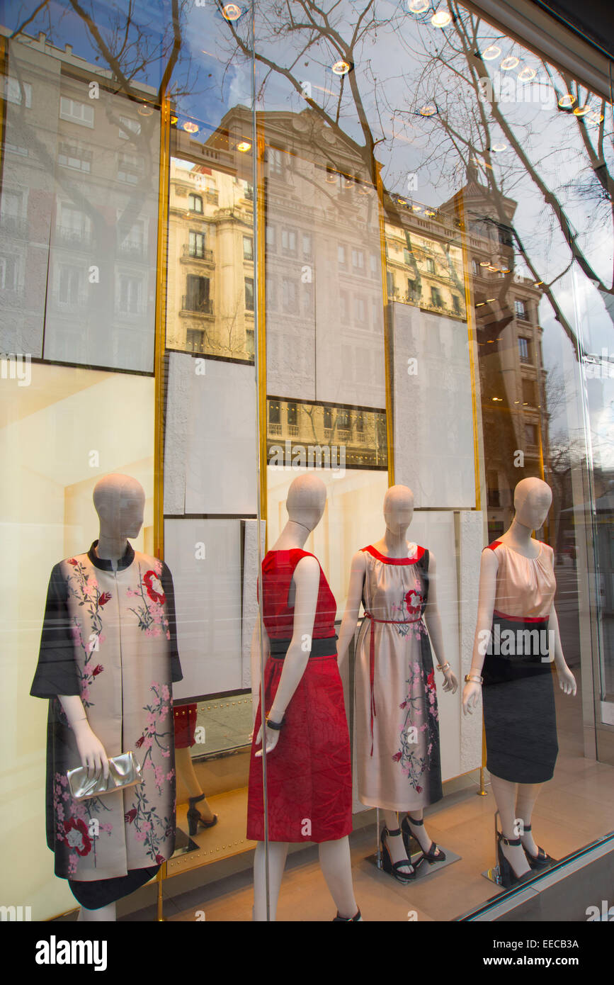 Des mannequins dans une vitrine. La rue Serrano, Madrid, Espagne. Banque D'Images