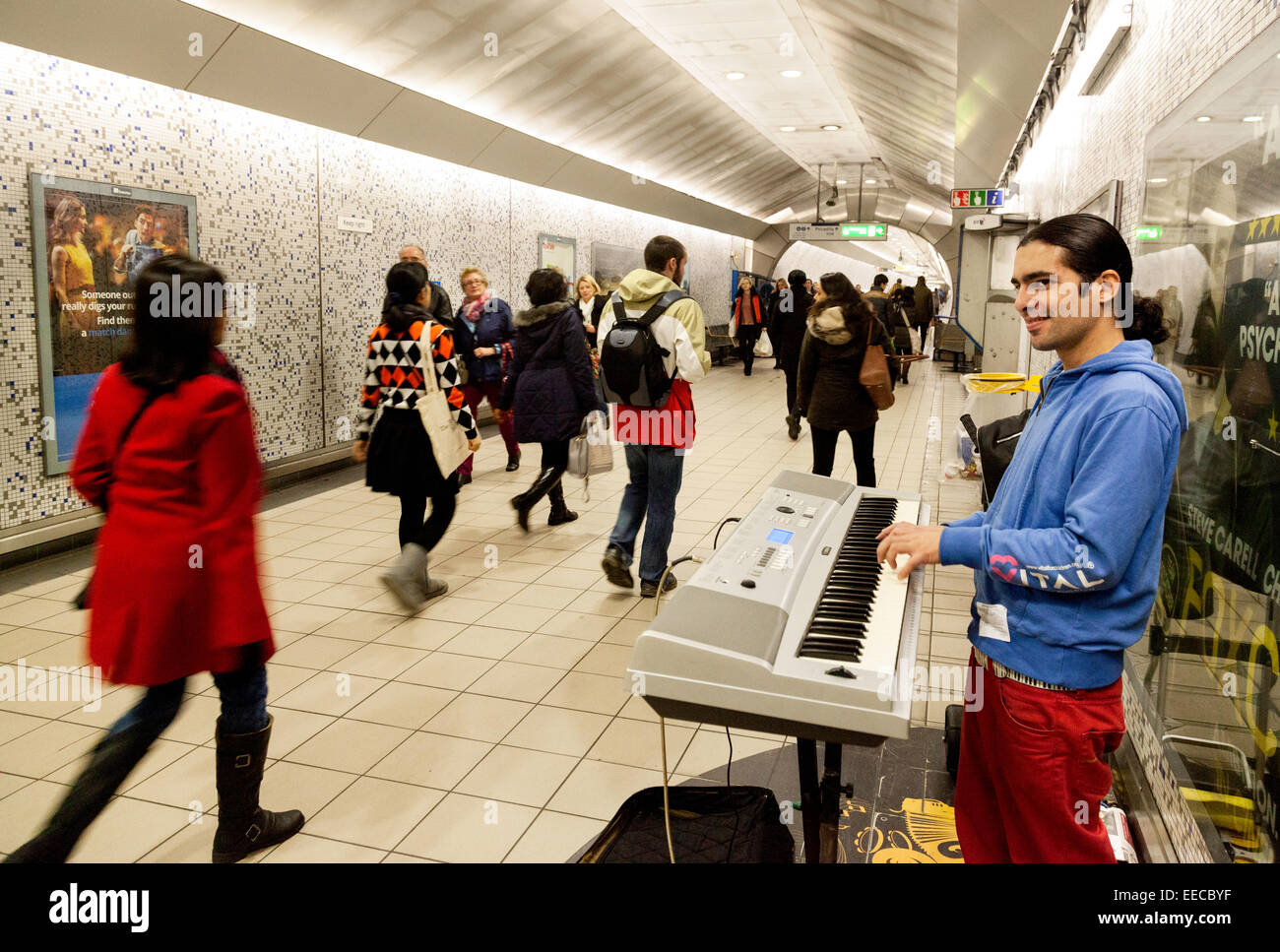Un musicien ambulant jouant un clavier dans le métro de Londres, London England UK Banque D'Images
