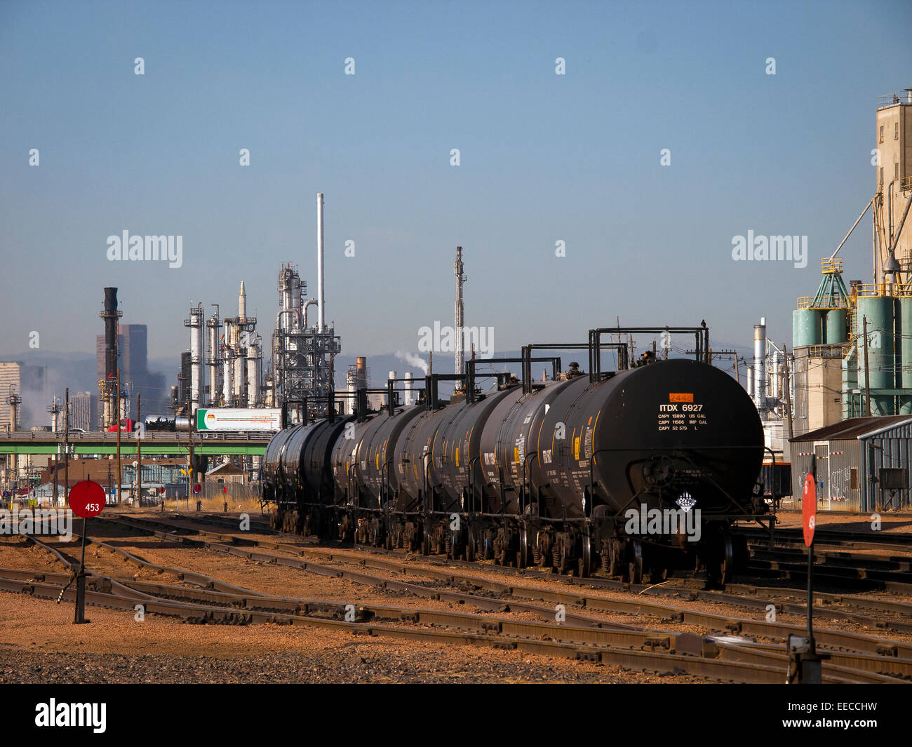 Juste à l'extérieur de Denver, Colorado, les pétroliers apportent du pétrole brut et du gaz naturel à la raffinerie intégrée de Commerce City à Suncor. au sud de Brighton, Colorado Banque D'Images