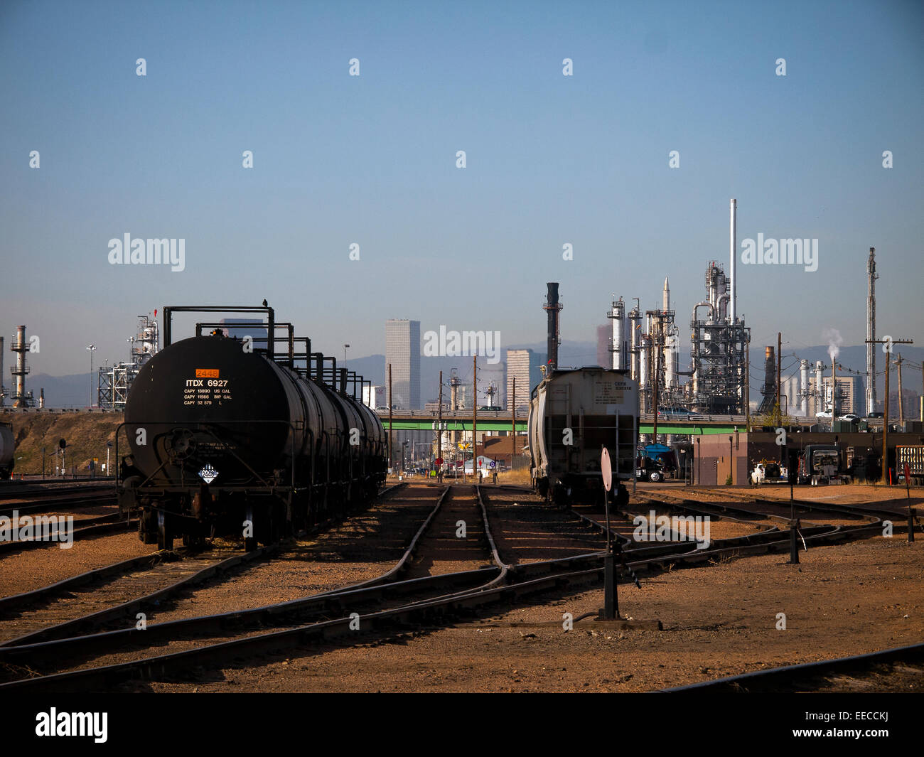 La raffinerie de Suncor est la seule grande raffinerie de pétrole du Colorado. En exploitation depuis 1931.juste à l'extérieur de Denver, au Colorado, les pétroliers apportent du pétrole brut et du gaz naturel à la raffinerie. au sud de Brighton, Colorado Banque D'Images