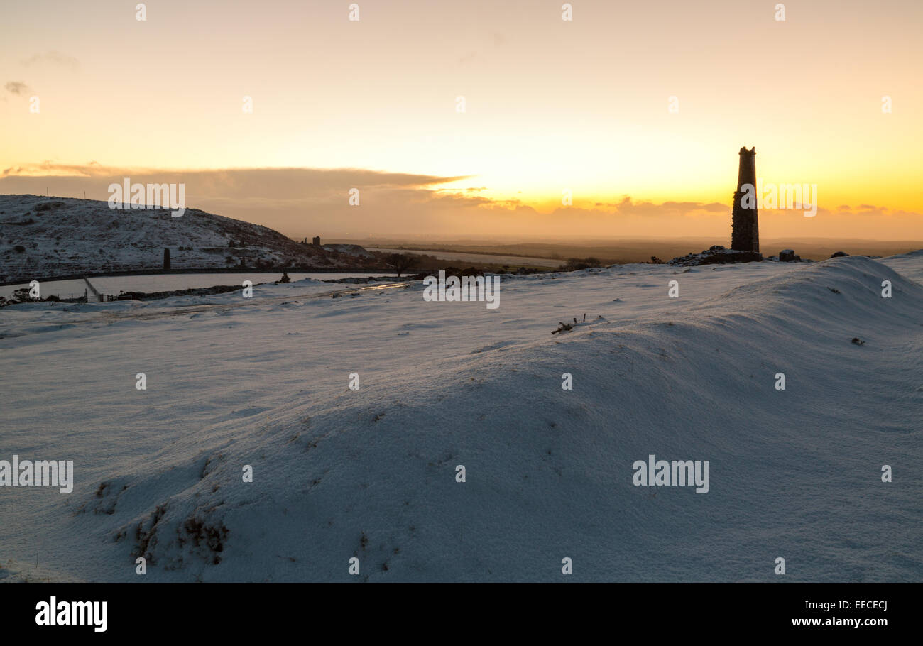 Lever du soleil d'hiver à l'ancienne mine de cuivre de Caradon dans le sud-est de Cornwall Banque D'Images