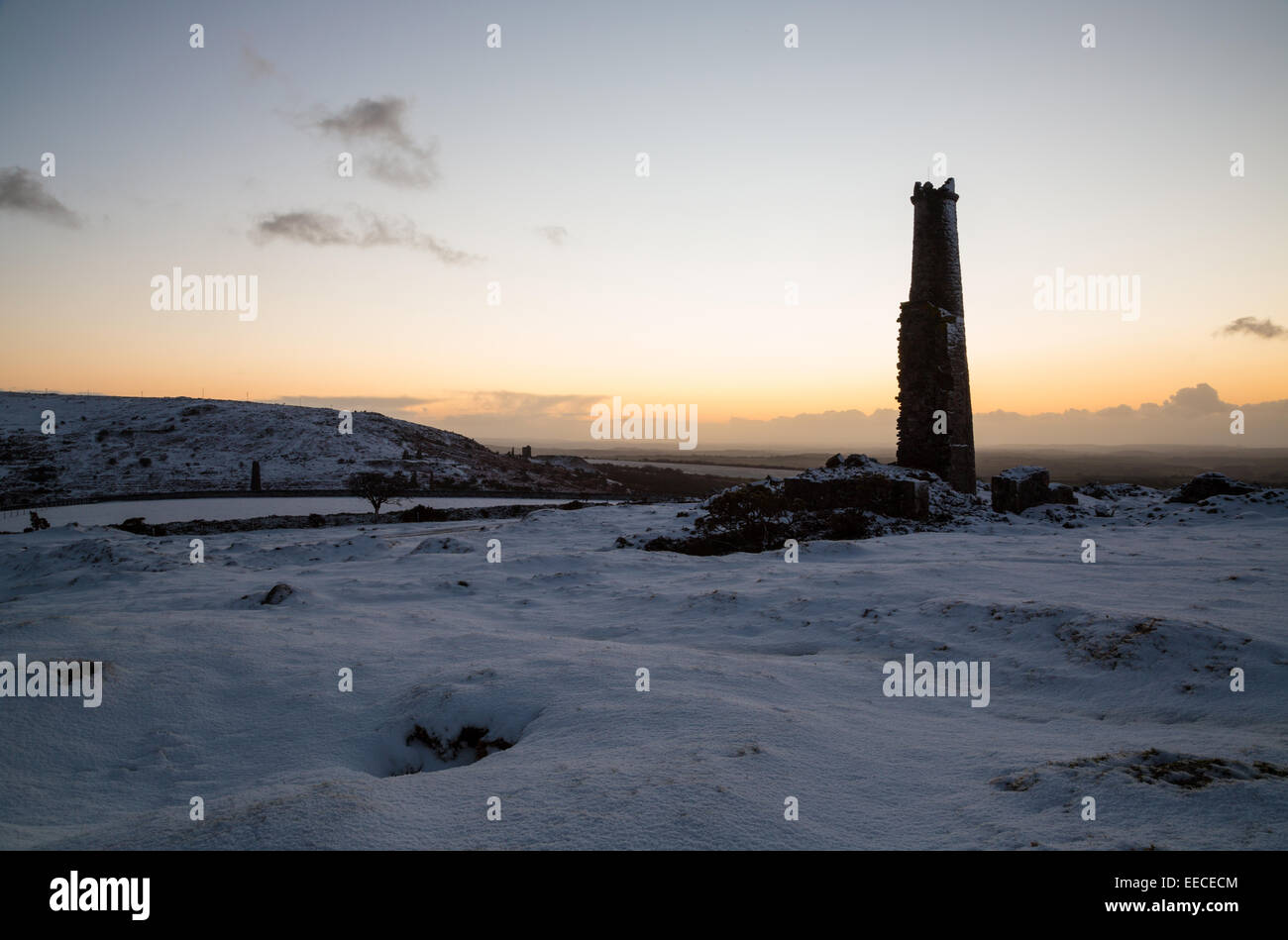 Les hivers un matin quand le soleil se lève sur la vieille mine de cuivre Caradon Sud Banque D'Images