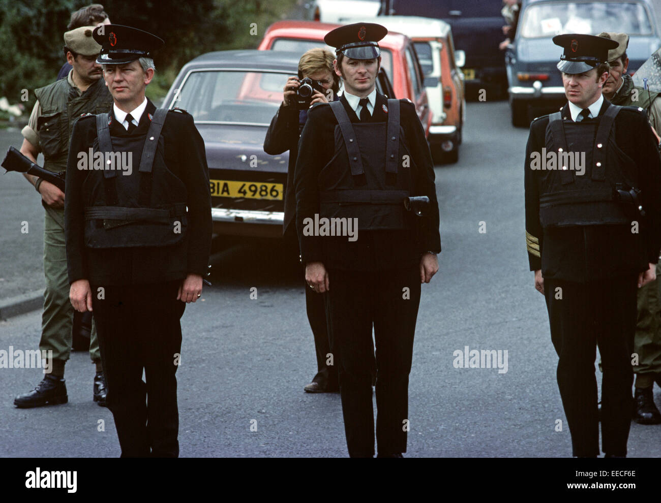 BELFAST, EN IRLANDE DU NORD - août 1976. Royal Ulster Constabulary (RUC, et l'Armée britannique en poste à l'enterrement de la famille Maguire 3 enfants tués par une voiture conduite par un bénévole IRA Danny Lennon labourées en eux après avoir été tué par l'armée britannique...la protestation contre ces meurtres a lancé le premier processus de paix en Irlande du Nord. Banque D'Images