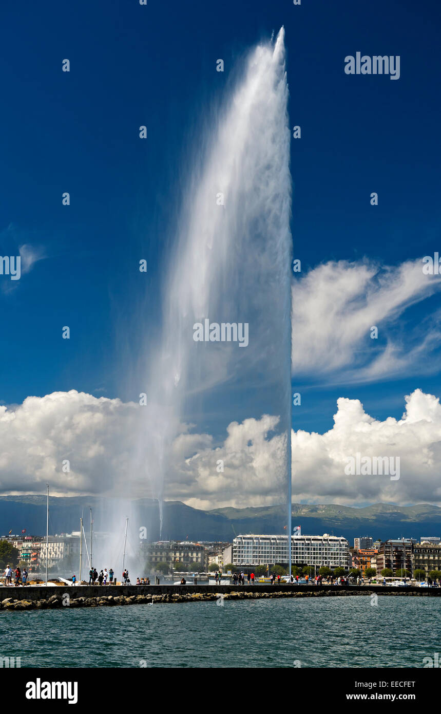 La fontaine géante Jet d'eau dans la zone portuaire, la rade de Genève, Suisse Banque D'Images