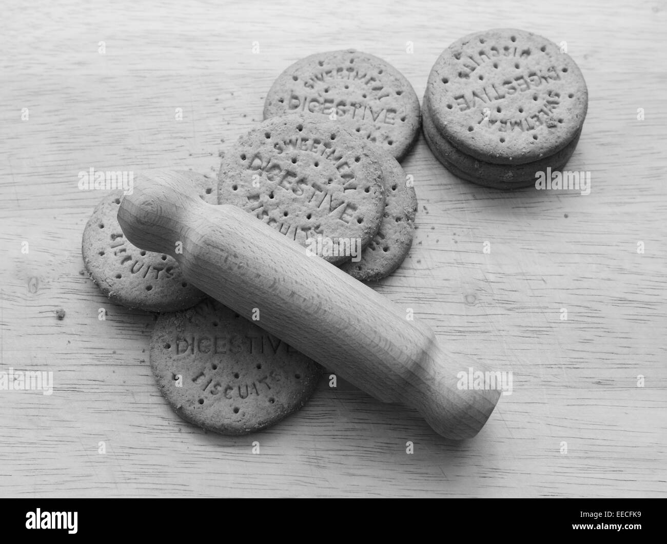 À partir d'écraser les biscuits digestifs avec un rouleau à pâtisserie sur une planche en bois - transformation monochrome Banque D'Images