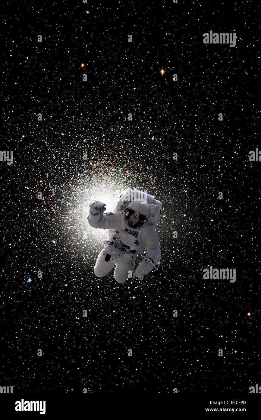 Concept de l'artiste d'un astronaute flottant dans l'espace lointain. Le centre d'un grand cluster Galaxy est en arrière-plan. Banque D'Images