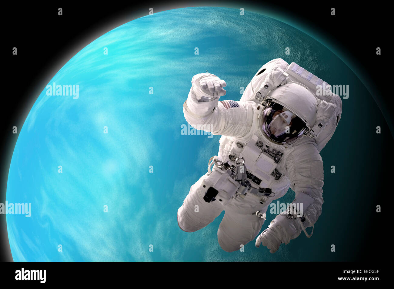 Concept de l'artiste d'un astronaute flottant dans l'espace extra-atmosphérique. Une planète couverte d'eau est éclairé par une étoile voisine. Banque D'Images