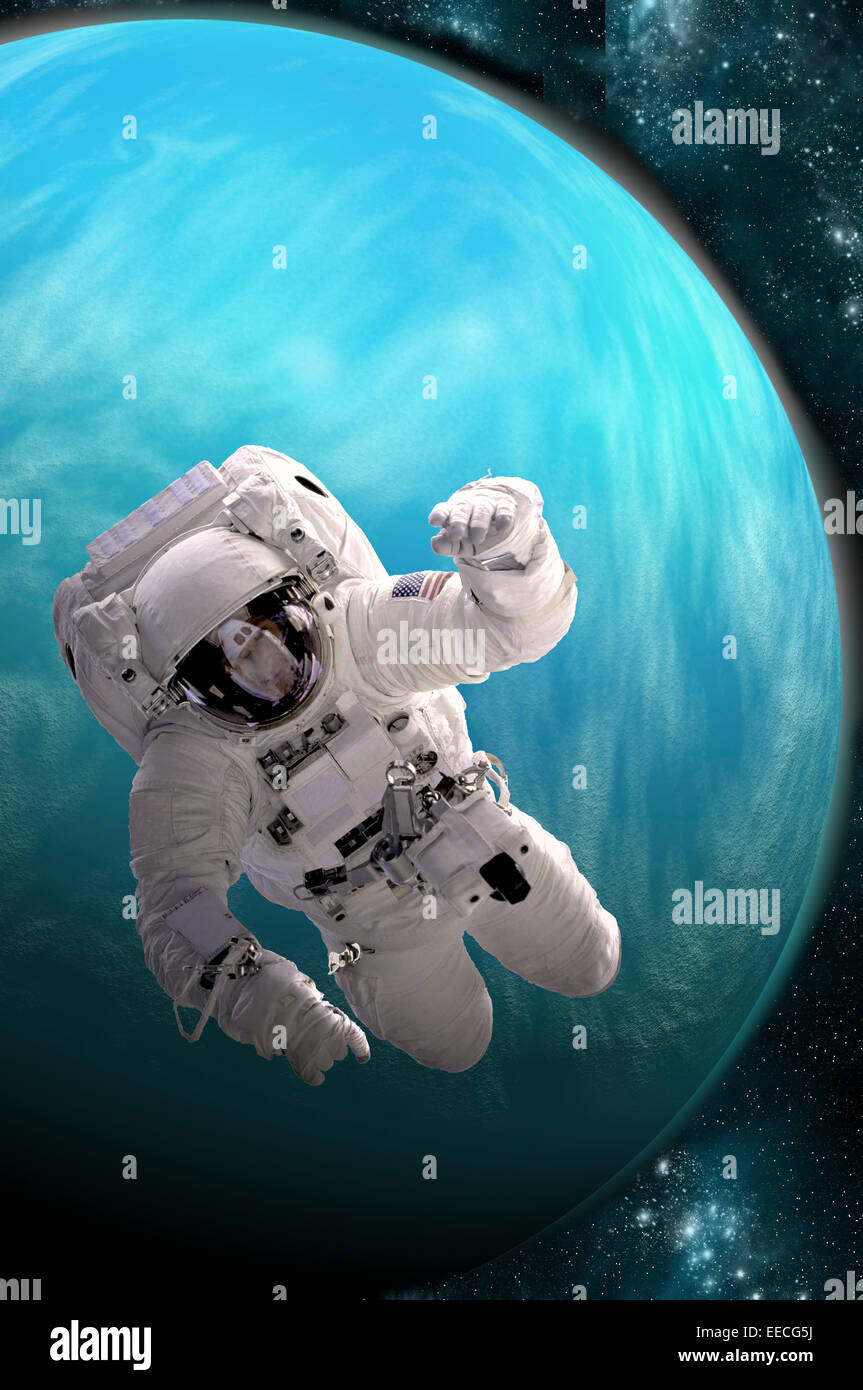 Concept de l'artiste d'un astronaute flottant dans l'espace extra-atmosphérique. Une planète couverte d'eau est éclairé par une étoile voisine. Banque D'Images