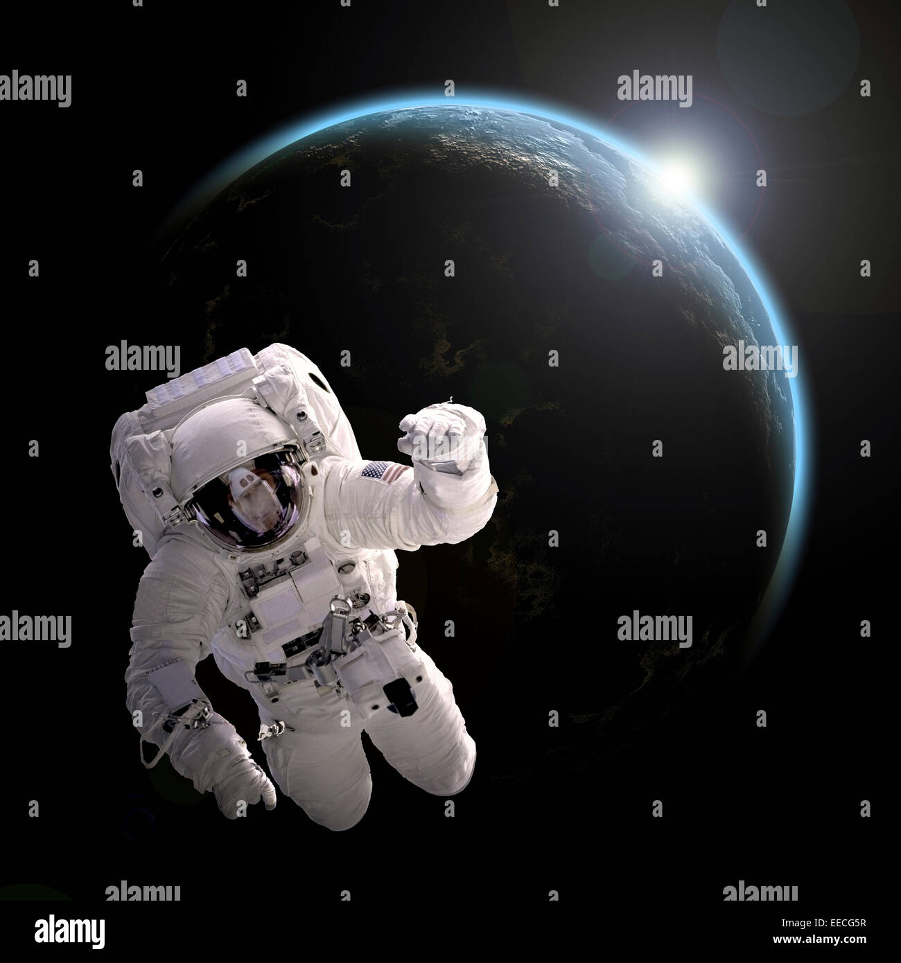 Concept de l'artiste d'un astronaute flottant dans l'espace extra-atmosphérique. Une Planète Terre-like voit le lever du soleil dans l'arrière-plan. Banque D'Images
