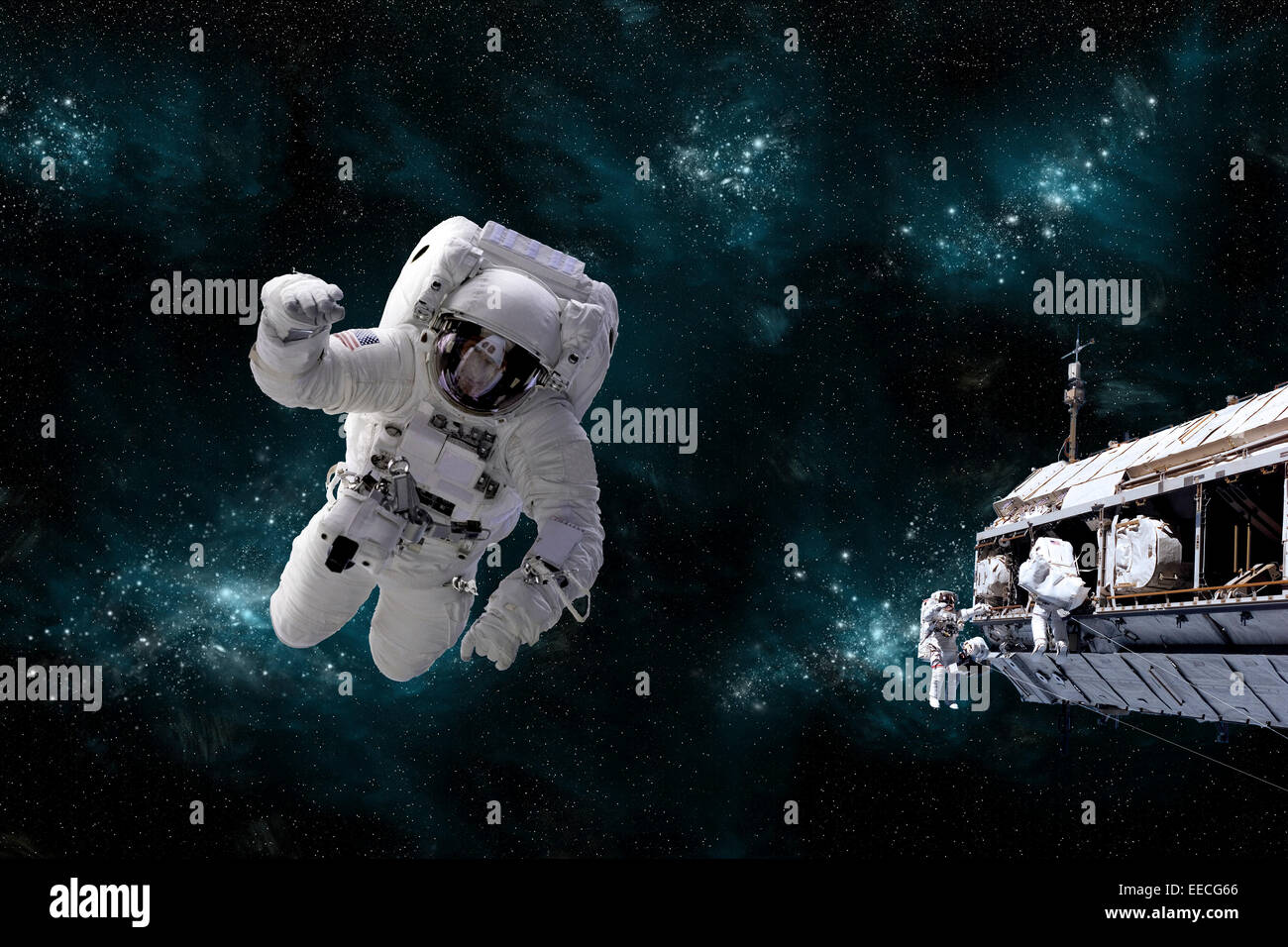 Concept de l'artiste de l'astronaute flottant dans l'espace tandis que ses compagnons de travail des astronautes sur la station spatiale. Une scène galactique se Banque D'Images