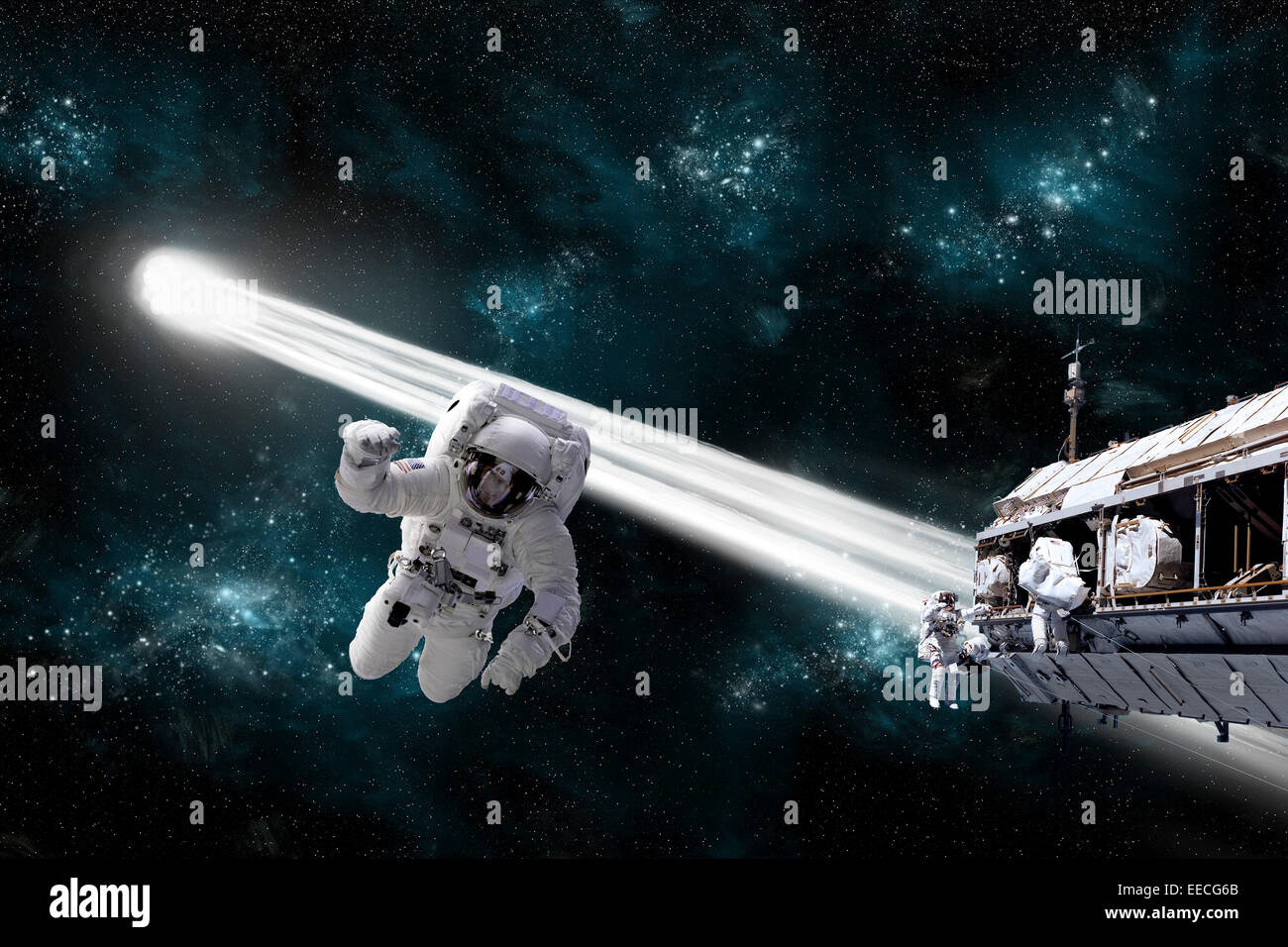Concept de l'artiste d'un astronaute flottant dans l'espace tandis que ses collègues les astronautes travaillent sur une station spatiale. Une comète passe dan Banque D'Images