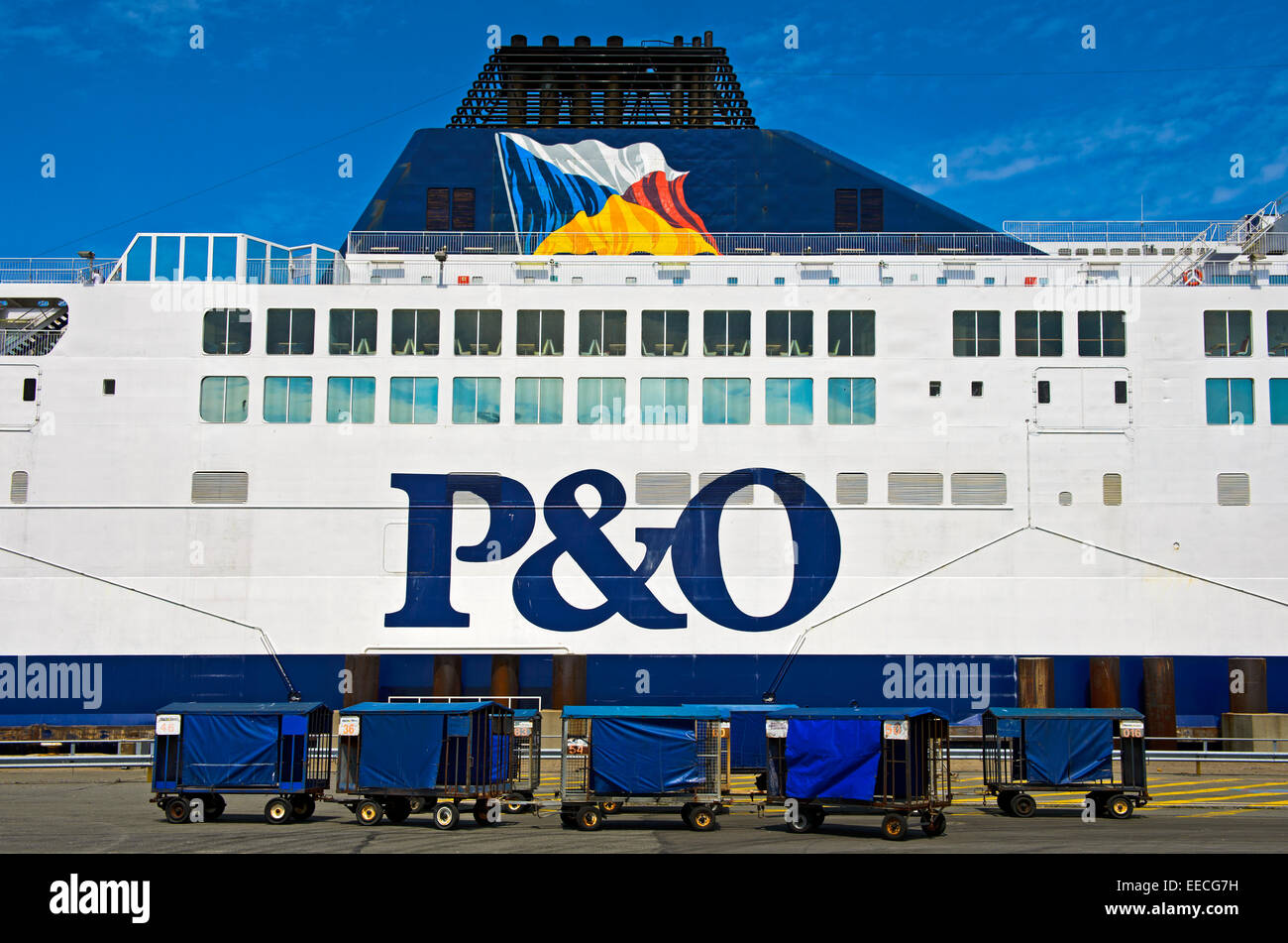 Vue latérale d'un ferry transmanche de la compagnie maritime P&O Ferries dans le port de Calais, France Banque D'Images