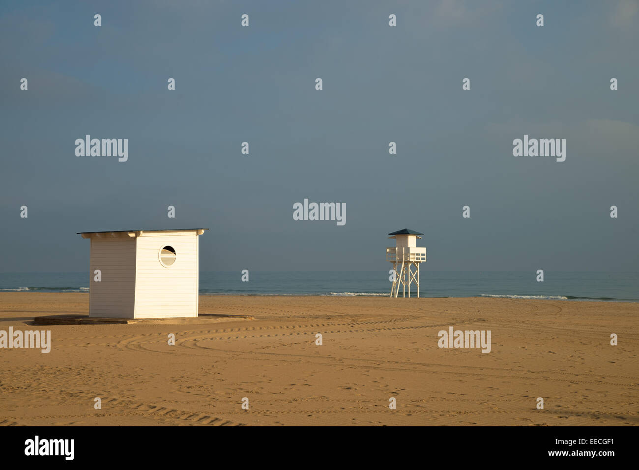 Petite cabane de plage et lifguard tower sur une plage de sable fin Banque D'Images